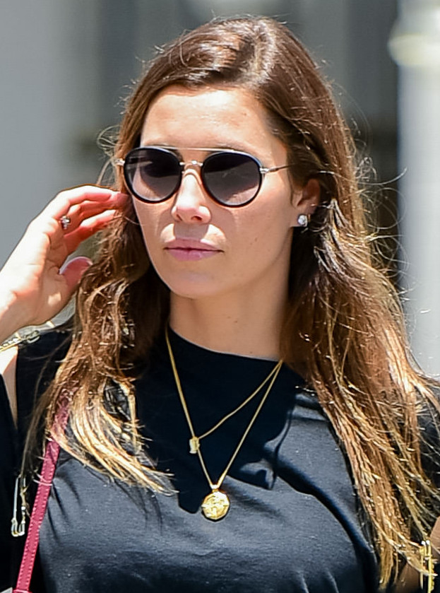 Wyluzowana Jessica Biel zadaje szyku w spódnicy w panterkę Wyluzowana Jessica Biel zadaje szyku w spódnicy w panterkę